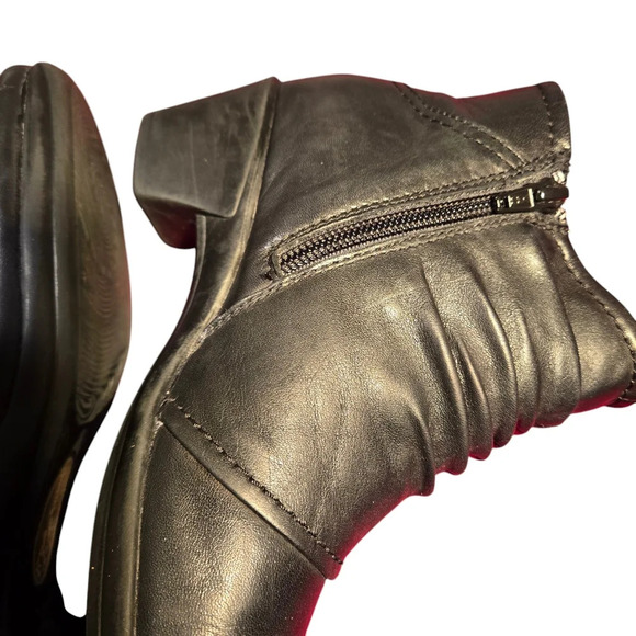 Earth Origins Mallory Black Leather Ruched Ankle Boots Leather Women size 5.5M - Picture 13 of 15